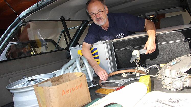 Kurioses Sammelsuriuim: In den Kofferraum seines Ford Granada, Baujahr 1982, hat Oldtimer-Freund Rainer Gutzeit vom AMC Kitzingen unter anderem einen alten Ventilator, eine Auspuffanlage für einen Fiat 850, eine Radkappe für einen BMW 2000er neue Klasse, diverse Benzinpumpen und ein altes Holzlenkrad (NSU TTS) gepackt. Diese und andere Sachen tauscht oder verkauft er während des 10. Oldtier-Treffens am 20. Juli in Kitzingen. Foto: Diana Fuchs