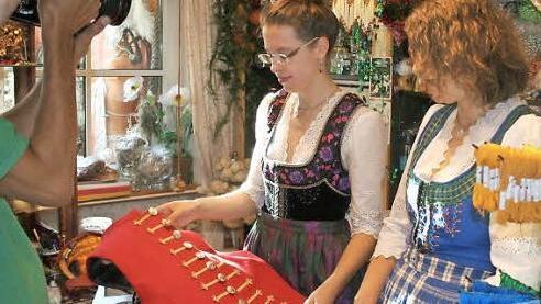 Rosalie Postatny (links) und Dagmar Rosenbauer erklären die Details einer typischen Männer-Tracht-Jacke. Die Knöpfe bestanden früher aus echten Silbermünzen, mit denen man auch die Zeche bezahlen konnte, wenn der Geldbeutel leer war.  Foto: Reinhard Löwisch