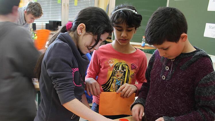 Experimentieren finden auch die Flüchtlingskinder prima. Foto: Sonja Adam