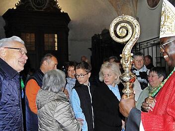 Der Bischof im Gespräch mit Gottesdienstbesuchern Fotos: Andreas Welz