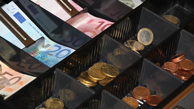 Das Haushaltsjahr 2015 hat gut abgeschlossen: 1,9 Millionen Euro verbuchte Leo Romeis, Bereichsleiter f&uuml;r Finanzen, als liquide Mittel - auch wenn das Geld sicher nicht in der Stadtkasse liegt. Foto: Ulrike M&uuml;ller/Archiv