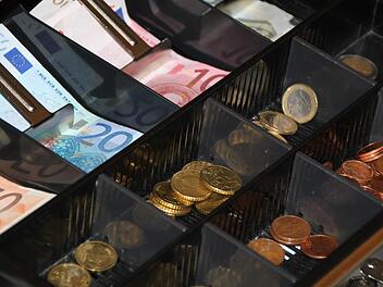 Das Haushaltsjahr 2015 hat gut abgeschlossen: 1,9 Millionen Euro verbuchte Leo Romeis, Bereichsleiter für Finanzen, als liquide Mittel - auch wenn das Geld sicher nicht in der Stadtkasse liegt. Foto: Ulrike Müller/Archiv