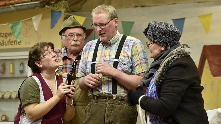 Recht schüchtern zeigt sich August (Christian Thein) zunächst bei den Annäherungsversuchen der Fleischereiverkäuferin Edeltraud (Sonja Helas). Seinen Eltern (Mariele Engbert und Manfred Thein) gefällt diese Zurückhaltung gar nicht.Gerold Snater