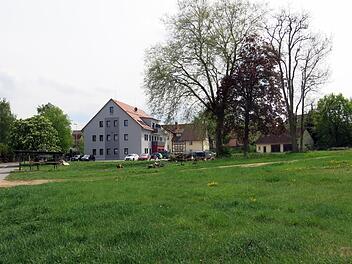 Blick von der Dr.-Rühl-Straße auf die hintere Seite des Ärztehauses und rechts davon die Rückseite des Rathauses Foto: Dagmar Niemann