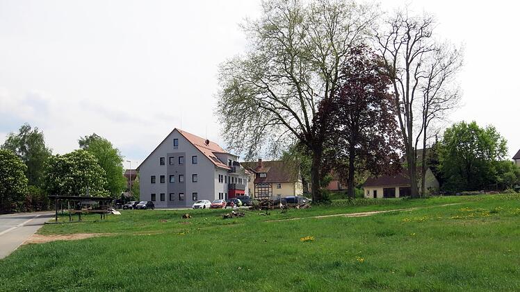 Blick von der Dr.-Rühl-Straße auf die hintere Seite des Ärztehauses und rechts davon die Rückseite des Rathauses Foto: Dagmar Niemann