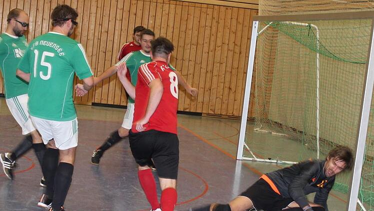 Lukas Schäfer (rotes Trikot) vom FC Schwürbitz wurde mit sieben Treffern bester Torschütze. Hier locht er gegen den VfB Neuensee ein.