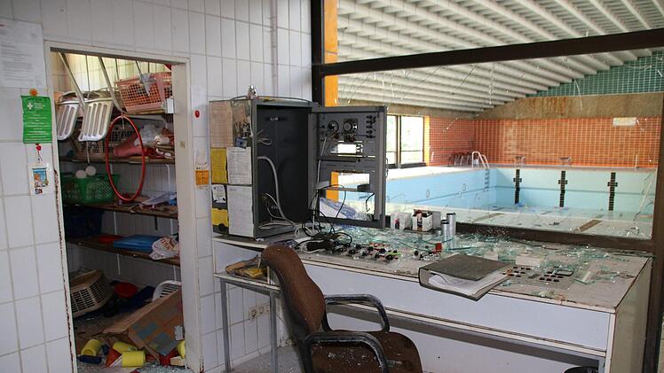 Sanierung, Abriss oder alternative Nutzung? Das Hallenbad bleibt Thema.Am 20. Oktober haben die Bürger das Wort. Allerdings ist noch eine Option offen. Thomas Malz