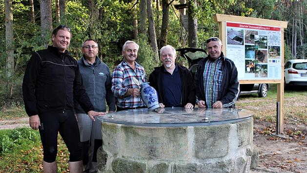 Am restaurierten Brunnen: Das Team vom Sichartshof Hans Feth, Günter Weinkauf und Hermann Popp (von rechts) mit Helfern Alexander Berlet und Wolfgang Fischer (von links)    Foto: Evi Seeger
