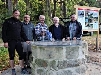 Am restaurierten Brunnen: Das Team vom Sichartshof Hans Feth, Günter Weinkauf und Hermann Popp (von rechts) mit Helfern Alexander Berlet und Wolfgang Fischer (von links)    Foto: Evi Seeger