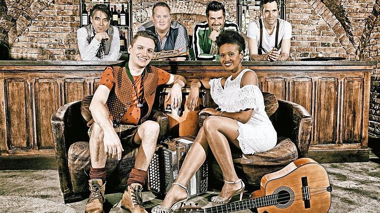 "Für karibische Rhythmen mit einem großen Schuss Bavaria" werden die "CubaBoarischen 2.0" mit Leo Meixner (links) und der kubanischen Sängerin Yinet Rojas in Eltmann sorgen.  Foto: Cubaboarisch