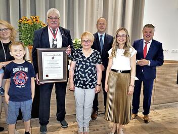 Für sein langjähriges ehrenamtliches Wirken im Marktgemeinderat Wirsberg wurde Karl-Heinz Krüger mit der silbernen Bürgermedaille am rot-weißen Band ausgezeichnet. Unser Bild zeigt ihn mit seiner Ehefrau Heidi und seiner Familie. Von rechts Pfarrer Peter Brünnhäußer, Landrat Klaus Peter Söllner und Bürgermeister Jochen Trier.