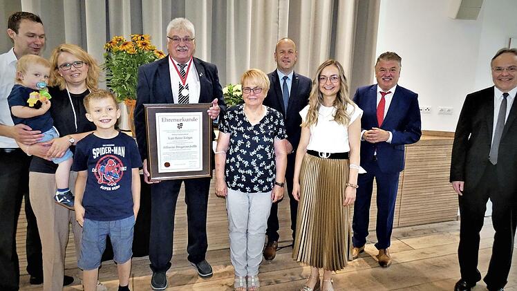 Für sein langjähriges ehrenamtliches Wirken im Marktgemeinderat Wirsberg wurde Karl-Heinz Krüger mit der silbernen Bürgermedaille am rot-weißen Band ausgezeichnet. Unser Bild zeigt ihn mit seiner Ehefrau Heidi und seiner Familie. Von rechts Pfarrer Peter Brünnhäußer, Landrat Klaus Peter Söllner und Bürgermeister Jochen Trier.