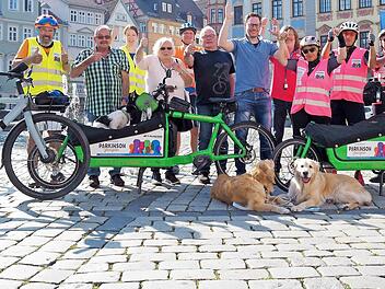 Lastenfahrr&auml;der transportieren die Verpflegung auf der 835 Kilometer langen Rad-Etappenfahrt von Dorsten nach Berlin mit einem 260 Kilometer langen Umweg &uuml;ber Coburg.