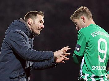 FC 05-Trainer Tobias Strobl gibt gestenreich Anweisungen. Noch Ende Februar absolviert der 34-Jährige den Pro Lizenz-Lehrgang.  Foto: foto2press/Frank Scheuring
