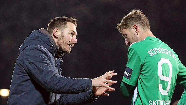 FC 05-Trainer Tobias Strobl gibt gestenreich Anweisungen. Noch Ende Februar absolviert der 34-Jährige den Pro Lizenz-Lehrgang.  Foto: foto2press/Frank Scheuring