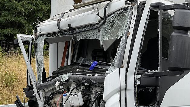 Schwerer Auffahrunfall mit zwei Lastwagen