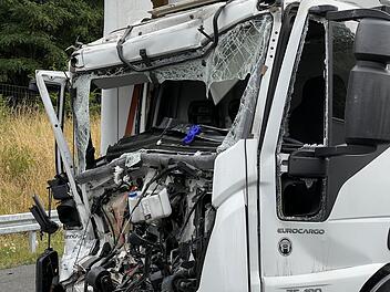 Schwerer Auffahrunfall mit zwei Lastwagen