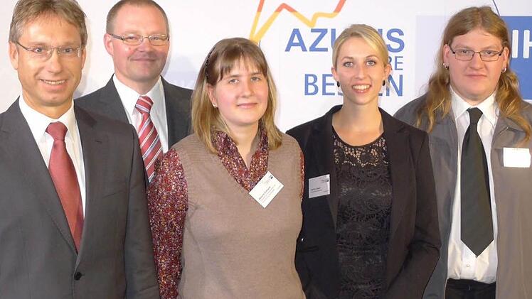 Melanie Eckhardt, Kathrin Glaser und Alexander Ixmeier mit Ausbildern. Foto: DIHK