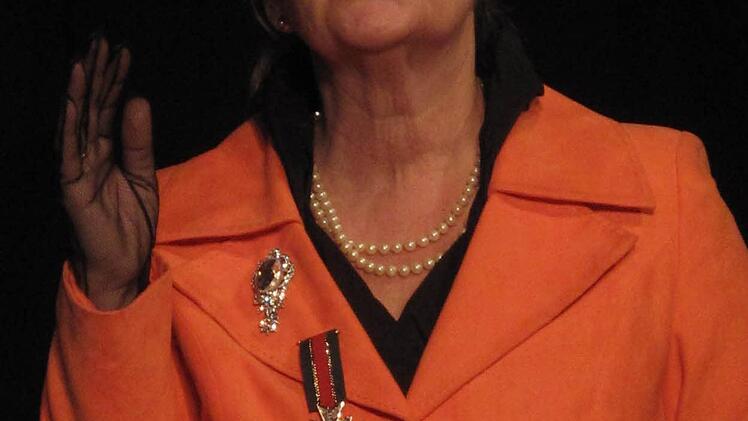 Die Queen (Helga Siebert) kommt nach Bad Staffelstein, um hier very amused Hof zu halten. Foto: Rolf Bechmann