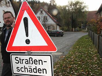 Kurt Gabeli kritisiert, dass die Beseitigung der Straßenschäden nach der Flutwelle im Juni so lange gedauert hat. Fotos: Jürgen Gärtner, Dieter Hübner, Jochen Nützel, privat
