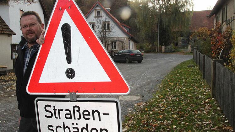 Kurt Gabeli kritisiert, dass die Beseitigung der Straßenschäden nach der Flutwelle im Juni so lange gedauert hat. Fotos: Jürgen Gärtner, Dieter Hübner, Jochen Nützel, privat