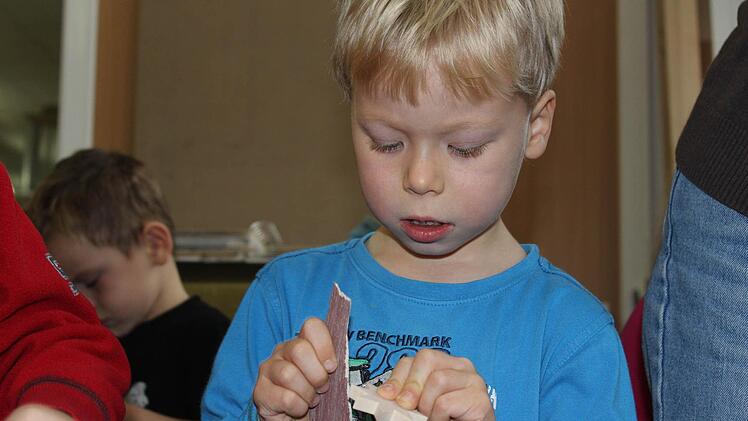 Hin und her: Die Kinder haben ganz genau aufgepasst, wie sie mit dem Schleifpapier umgehen müssen. Foto: Nina Grötsch