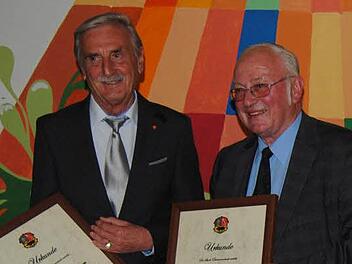 Sie tragen fortan den Goldenen Ehrenring: Manfred Franze (links) und Alfons Dorn.