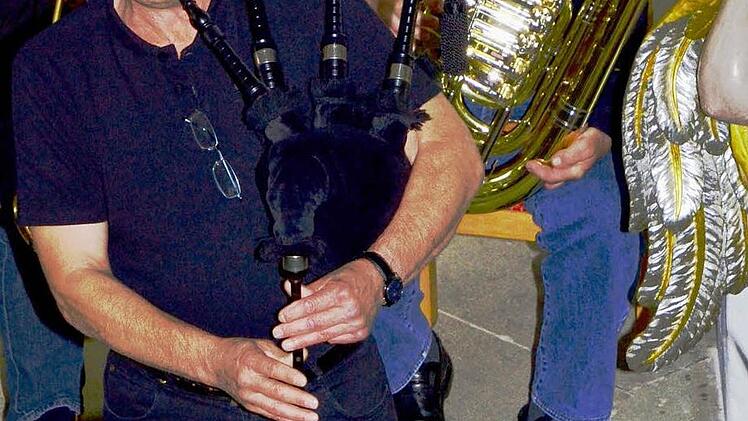Hans Küspert in Aktion: Erstmals erklangen in der Trebgaster Kirche Blech und Dudelsack gemeinsam.