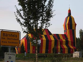 Kirche in Schwarz-Rot-Gold verhüllt: Mit einem echten Hingucker kann Bärnfels aufwarten. Foto: Franz Galster