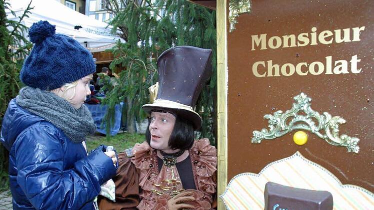 Fasziniert beobachtet Jana Meißner aus Knetzgau, wie Monsieur Chocolat alias Christian West seiner Maschine ein Schokoladentäfelchen entlockt.