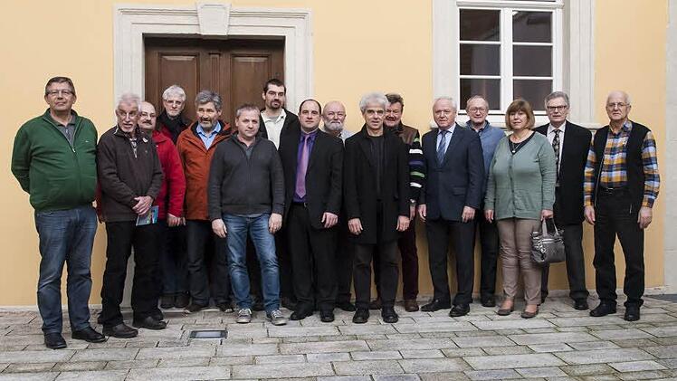Partner für den Main treffen sich zum jährlichen Erfahrungsaustausch in Lichtenfels; Gruppenfoto vor der ehemaligen Synagoge  Foto: privat
