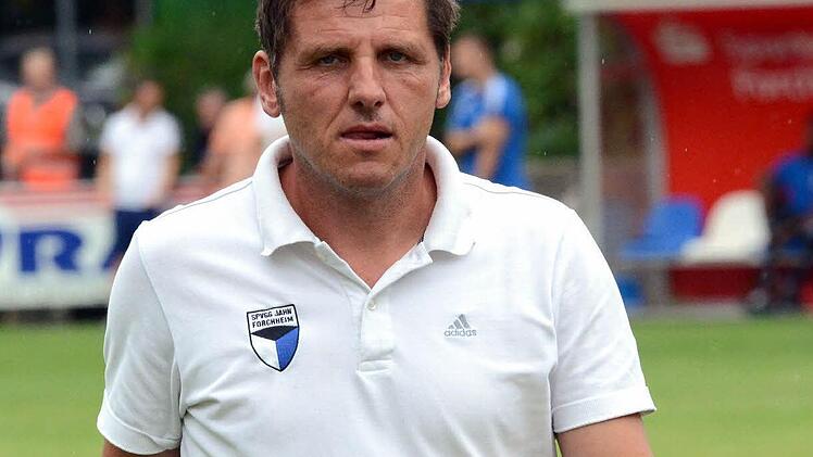 Jahn-Trainer Michael Hutzler ist nach dem 3:2-Sieg gegen Eltersdorf vorsichtig optimistisch für die Zukunft.  Foto: herzopress