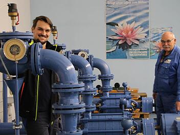 Beherrschen den Aufbereitungsprozess aus dem Effeff: Die Wassermeister Hubert Breitenbach (rechts) und Björn Fröhlich an der Schnittstelle zum Leitungsnetz. Foto: Ulrike Müller