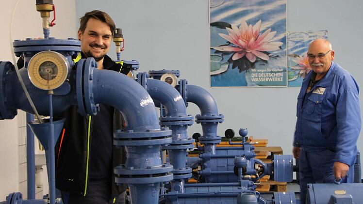 Beherrschen den Aufbereitungsprozess aus dem Effeff: Die Wassermeister Hubert Breitenbach (rechts) und Björn Fröhlich an der Schnittstelle zum Leitungsnetz. Foto: Ulrike Müller