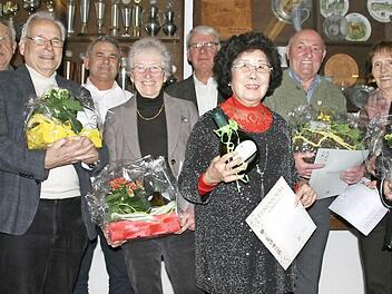 Für ihre langjährige Vereinszugehörigkeit wurden viele Mitglieder des Obst- und Gartenbauvereins Hemhofen mit Ehrennadeln und Urkunden geehrt.  Foto: Sylvia Hubele