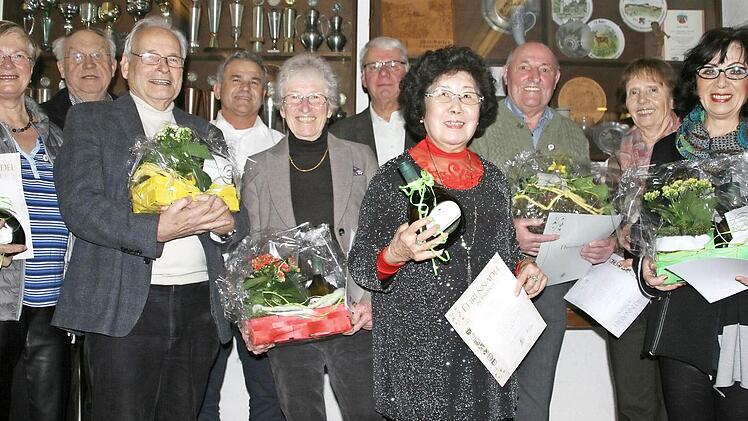 Für ihre langjährige Vereinszugehörigkeit wurden viele Mitglieder des Obst- und Gartenbauvereins Hemhofen mit Ehrennadeln und Urkunden geehrt.  Foto: Sylvia Hubele
