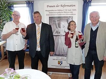 Matthias Ose, Bürgermeister Gerhard Schneider, Sabine Krug und Reinhard Stelzer (von links) bei der Eröffnung der Wanderausstellung "Frauen der Reformation" Foto: Werner Reißaus