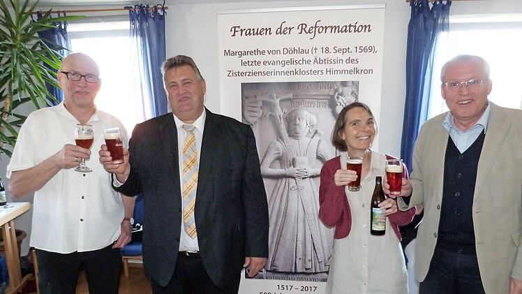 Matthias Ose, Bürgermeister Gerhard Schneider, Sabine Krug und Reinhard Stelzer (von links) bei der Eröffnung der Wanderausstellung "Frauen der Reformation" Foto: Werner Reißaus