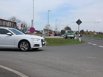 Hier ging es vor der Höchstadter Realschule ruhiger zu: Die Polizei hatte sich dort zu einer Geschwindigkeitskontrolle aufgestellt. Foto: Franziska Rieger
