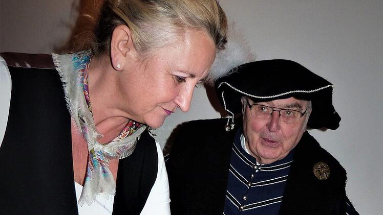 "Burgherr" Günther Limmer bespricht mit Servicekraft Christina Dörnhöfer den Sitzplan.Mail von werner.reissaus@hotmail.de: