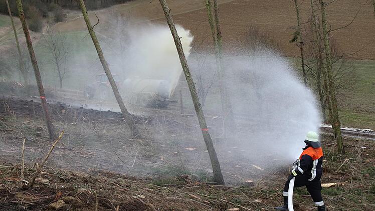 Trockenes Holz auf trockener Erde war ein gutes Futter für das Feuer. Es konnte innerhalb von zwei Stunden vollständig gelöscht werden. Foto: Michael Stelzner