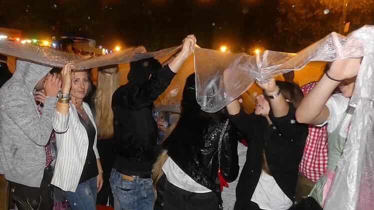 Auch Regen kann in Sand die G&auml;ste nicht davon abhalten, fr&ouml;hlich zu feiern.