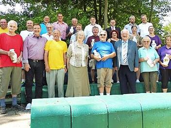 Erst wurde gewandert, dann gab es Preise: die Vertreter der Gruppen mit den meisten Teilnehmern, die Ehrengäste und Sponsoren sowie die Verantwortlichen bei den 44. IVV-Wandertagen des TSV Küps. Mit im Bild (hinten, links) Wanderabteilungsleiter Jochen Pils Foto: Dieter Wolf
