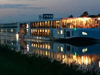 In der Nacht zum Montag kam es zu einem Unfall auf dem Main-Donau-Kanal in Oberfranken. Ein Kreuzfahrtschiff kollidierte mit einem Schleusentor. Symbolfoto: Klaus Gallenz/inFrankenPix