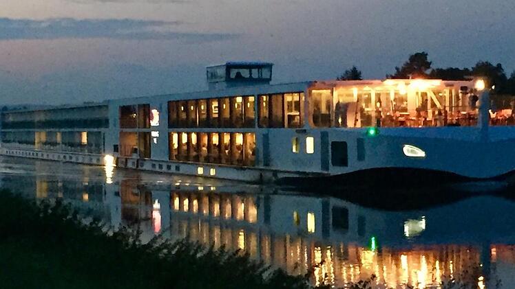 In der Nacht zum Montag kam es zu einem Unfall auf dem Main-Donau-Kanal in Oberfranken. Ein Kreuzfahrtschiff kollidierte mit einem Schleusentor. Symbolfoto: Klaus Gallenz/inFrankenPix