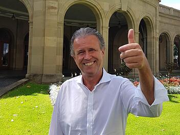 Daumen hoch, das macht Champagner-Chef Thomas Schreiner spontan vor dem Regentenbau. "Das geht auch mit nur einem halben Zeigefinger - wie Golfen, das klappt auch wieder!" Foto: Susanne Will