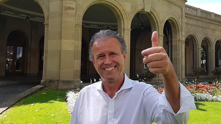 Daumen hoch, das macht Champagner-Chef Thomas Schreiner spontan vor dem Regentenbau. "Das geht auch mit nur einem halben Zeigefinger - wie Golfen, das klappt auch wieder!" Foto: Susanne Will