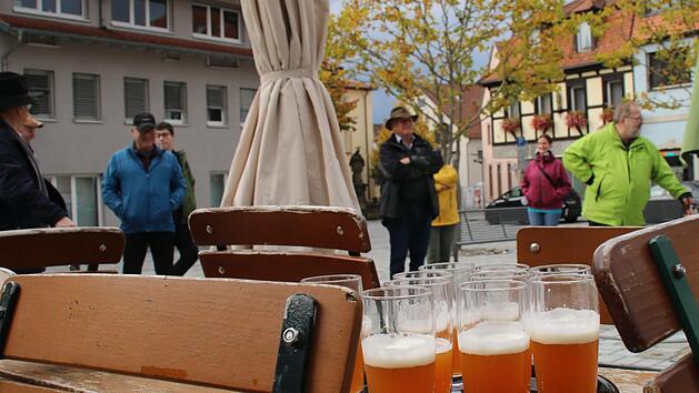 Auf dem Viehmarkt gab es die die ersten beiden Biersorten bei der Stadtführung. Foto: Hilmar Ruppert