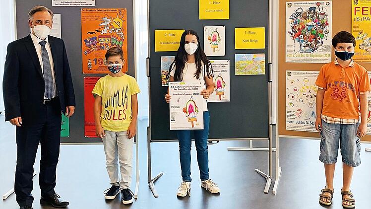 Landrat Alexander Tritthart mit den Siegern von links: Kasimir Kömm, Clarissa Wölfel und Nuri Boigs