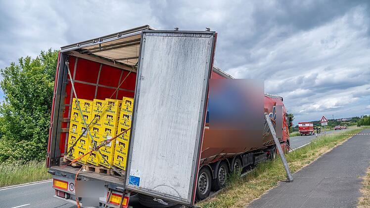 Burghaslach: Lkw verunglückt mit 24 Tonnen Eistee - Straße blockiert